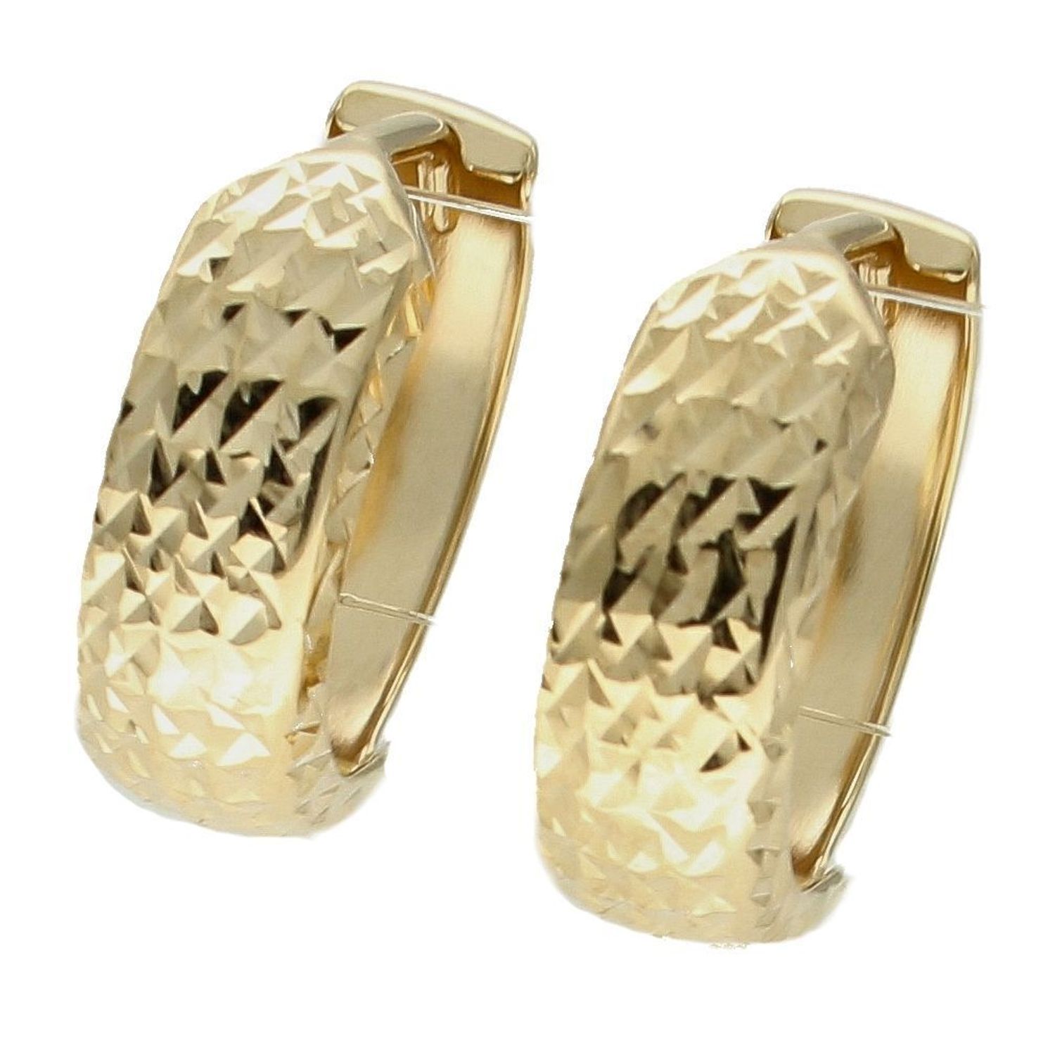 Złote kolczyki 375 grawerowane kółeczka KL 5212A 375. Uniwersalne złote, gładkie kolczyki próby 375 z motywem koła można skompletować z naszyjnikiem lub bransoletką, aby tworzyć wyjątkowe zestawy - idealne do różnych stylizacji. Idea.jpg